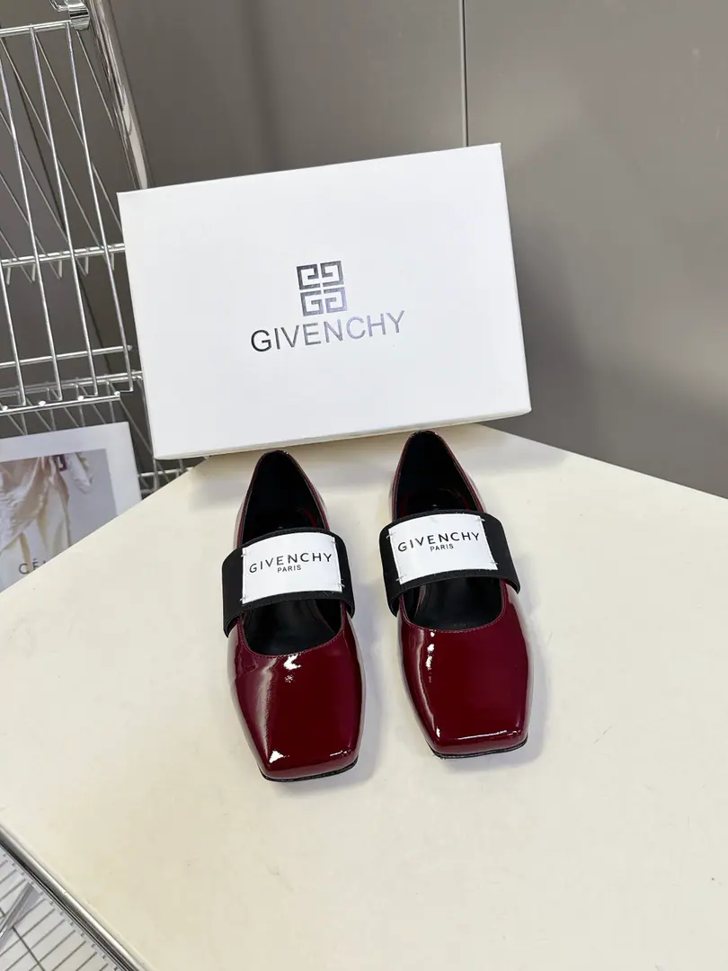 GivenchyThe same thing as the Qifan Shinan.Sliced SquareA ballerina flats. The superstar fashion masters grow grass. Cutting Head, Easy and elegant.. It's a combination of style and extreme comfort., Flexure tape”GIVENCHYPARIS“Marking, Personality.. With skirts and suit and panty pants., It's perfect for the grace of ballet shoes in different styles., Take pictures of the film. The shoes were imported in original form and painted./Mirror cow skin., I'll put my foot on the skin inside., ItalyAThat's a big one.Size: 35-41（40.41I'll make sure I don't change it.）