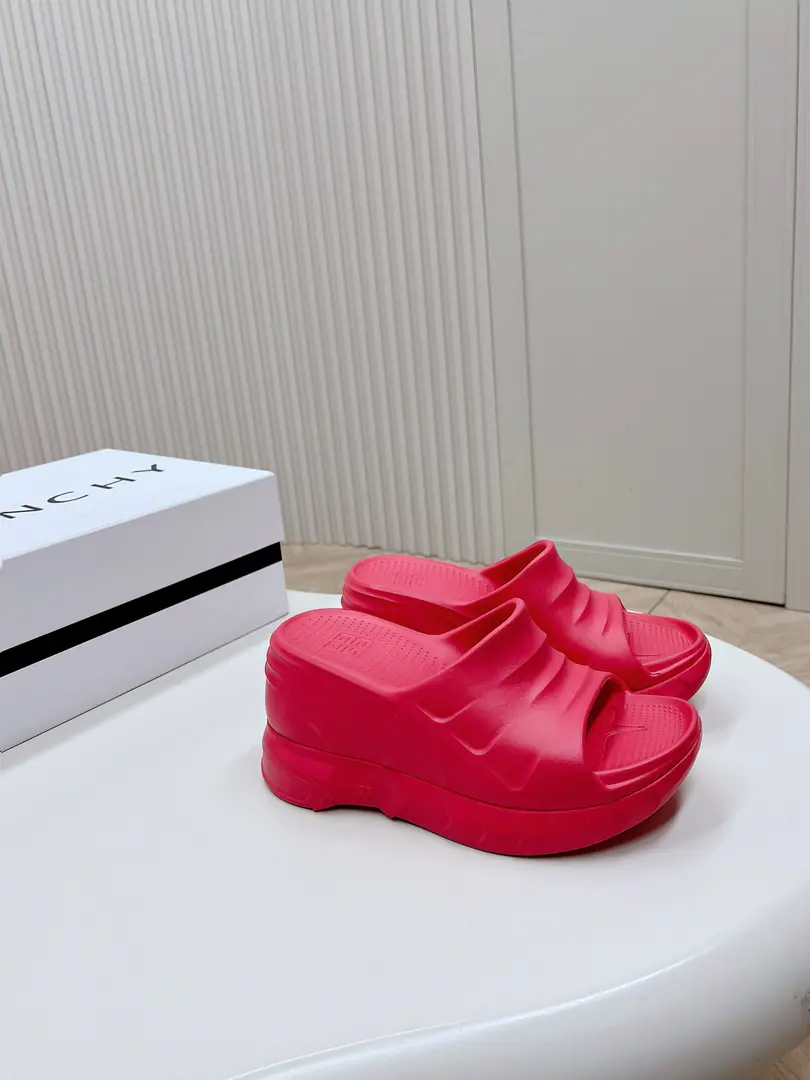 Kifanshi.GIVENCHYCotton candy and slippers out. Fire-Blowing Global insA pair of hands. These.marshmallowShoes., Design is a huge wave.！- The long legs line.！The slopes and the designs are steady. And comfort. It's a pleasure to meet every occasion and wear..He's tall.10cm Pull up and set up.😂, TPUEnvironmentally friendly rubber material 35-40Code