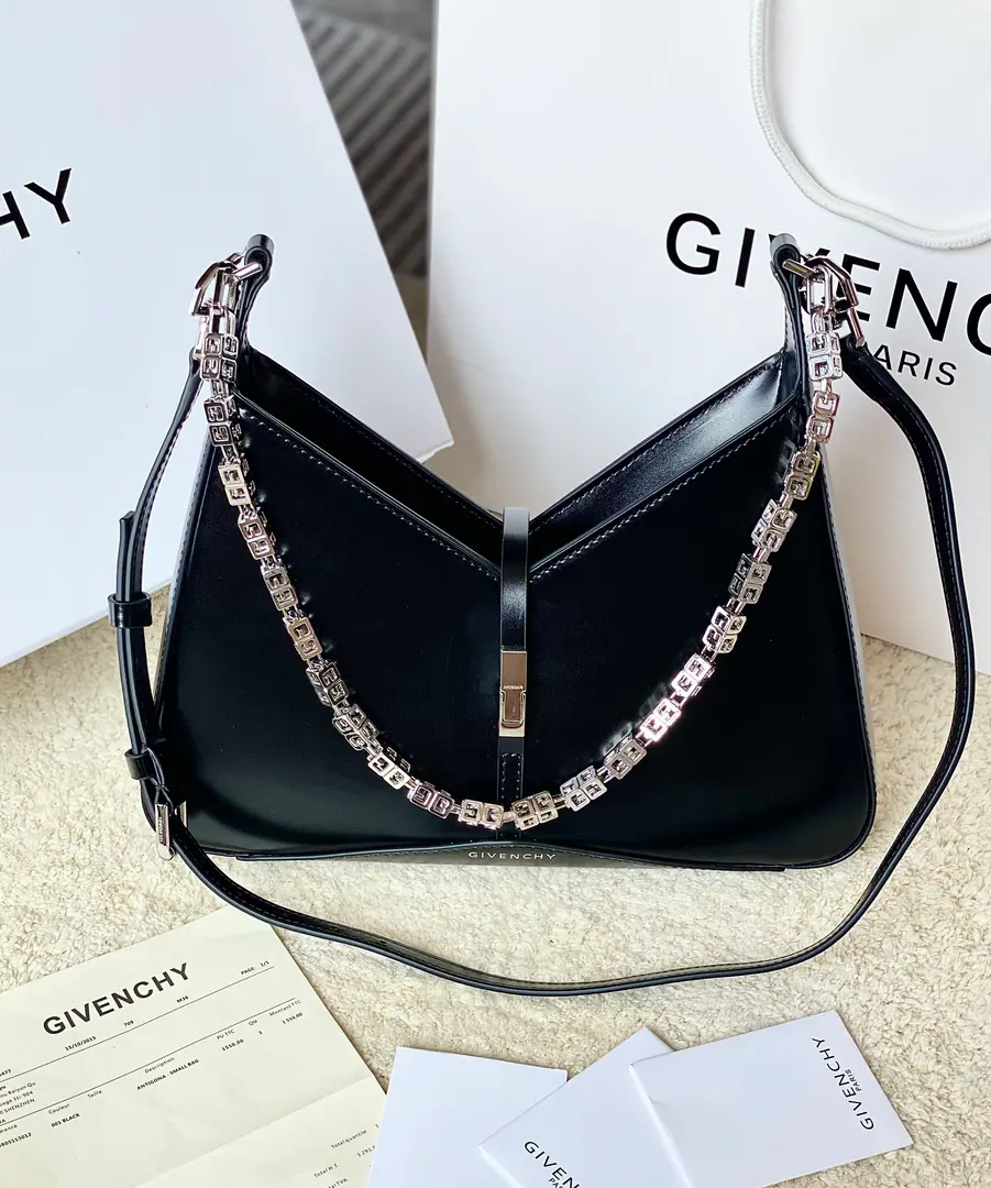 Batch Top First List📢🇫🇷French.GHome is new.Cut Out Handbag. Original French factoryboxPee. With bronze.4GThe hardware chain.⛓️ size: 29*23*6 Search the number.19119
