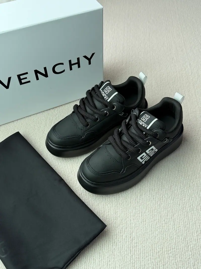 New paragraph🆕GivInnovative low-group sneakers.✅ The shoe-faced cow skin is matched by the same colored cow-backed skin., Same pair of colored shoelaces. ♪ Shoe tongues on theGIV～CHY LOGO, Sidesark4GStampsGIVENCHY LOGO〰️G4The series is light and comfortable. Codes: 39-44 Colours: Black, White, Lang, Ash