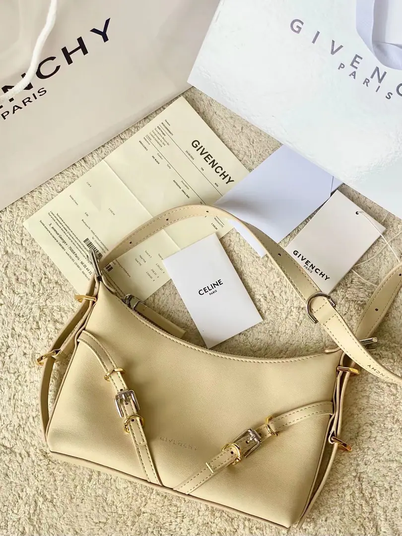 Batch Top First ListGivench*VoyouPut the armpit in your bag. Newly introduced latest handbagVOYOU, You're the only one who can do it.🤔Soften leather, Packet Simple, It's light and heavy. Shoulder belts can be adjusted at will. With cool, bike wind., It's a blast. It's a good-looking one. A proper dimpled Godpiece.+It's extremely functional.‼️ Dimensions: 24*18*3.5 Search the number.: 19928