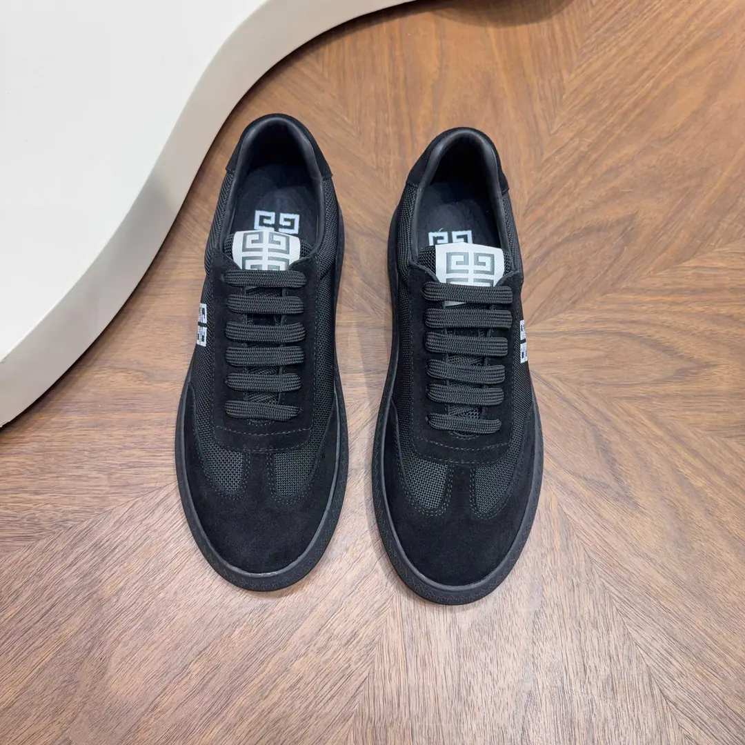 Givenchy/Kifanshi. New man leather swipes sneakers. This sneaker uses soft net-faced shoes., It's delicate., Stylishly soft and flexy., Embedded hidden suture details, The side of the dress has a brand name.logoLetter logo. It's a classic pair of double-coloured rubber shoes., Empty glue bottom suture process, It's not gonna get out of there., Comfortable and light and less shock.. The same shoe-faced shoe with a tongue.4G logoMarking, To show the spirit of the Brahma., It's a pair of cattle and skin., The logo, the cow's skin and foot., Four seasons., The upper foot is comfortable.！Full packaged dustproof bags！ Codes: 39-40-41-42-43-44（38.45Make a reservation.）