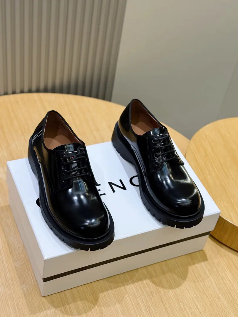 Givenchy show Men's boots. •The skin of the cow is a bead with leather boots painted. ShowSeries •Comfortable and lined shoe. •Gold-faced metal hook eye buttons. • Shoe-tucking.GIVENCHY LOGO, The heel behind the soles of the shoe.GIVENCHY LOGOPump flowers. Backstamp.4G LOGO •Rubber thick bottom •Leather inside., PressGIVENCHY 4G LOGO Size:39-44(38.45 46Custom） Ko Gang! Bottoms.