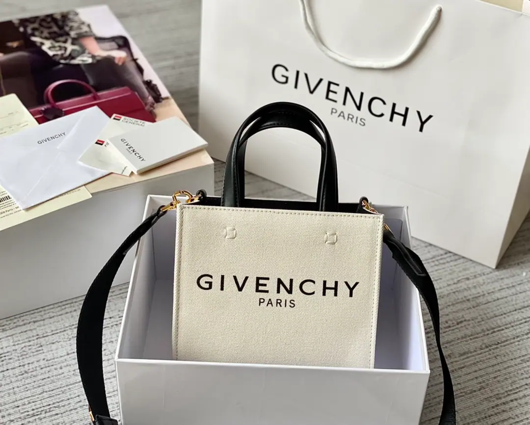 Batch. The latest shopping bag.tote bag All steel hardware. I'm wearing a tarpaulin. It's practical and practical. Overcapacity And a package design that's a little generous. It looks like a little bit of a fashion-free thing.～ size: 19*8*16