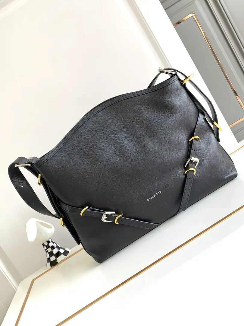 Batch. Top First ListGivench*VoyouPut the armpit in your bag. Newly introduced latest handbagVOYOU, You're the only one who can do it.🤔Soften leather, Packet Simple, It's light and heavy. Shoulder belts can be adjusted at will. With cool, bike wind., It's a blast. It's a good-looking one. A proper dimpled Godpiece.+It's extremely functional.‼️ Medium Size: Long40xHigh27xKuan6.5cm Search the number.: 19927