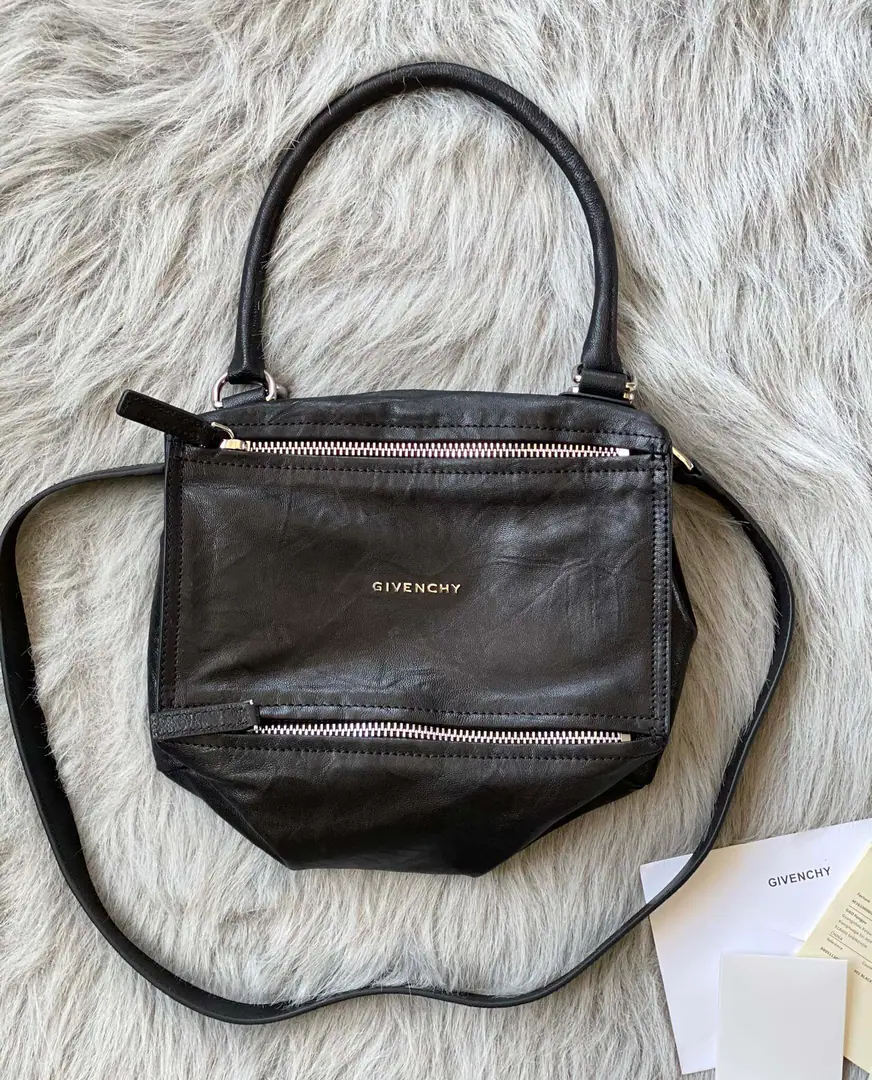Batch. 🇫🇷GPandora., It's like a magic box.！A bag can fill up a lot of things.！There's a lot of layers.🤟It's a big one.🥰 Medium Size: 27*15*17 Search the number.9919