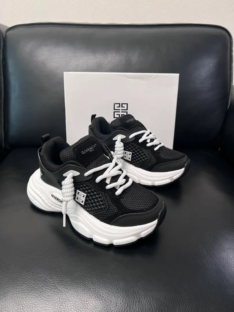 Givenchy High Quality Top-level craft Kifanshi. Synchronize original plant configuration, Italian imports of cattle and fabrics., A private model of the whole shoe parts., Soft and cozy web-painted mats., Shoes under the sole.: The original factory is super comfortable with the original., The original factory and the single., Welcome to the comparison., Codes 39-44 (Make a reservation. 38 45 )