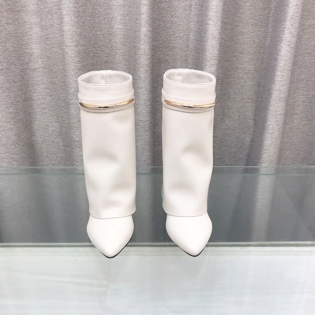 Top Version （Make a deal.） GIVENCHYKifanshi.SharkThe new series of straight boots with a pair of leather boots. ✨Original1:1Development, The legs are covered with leather beams., With a metal clip, carved.GIVENCHY LOGO, Pointy-heading shoes., Straight boots., Designing 100 sets., The layout's comfortable., Cover the slopes and...9.5cm ✨Fabulous.: Cow leather., Liner: Lamb leather. ✨Codes: 35～42
