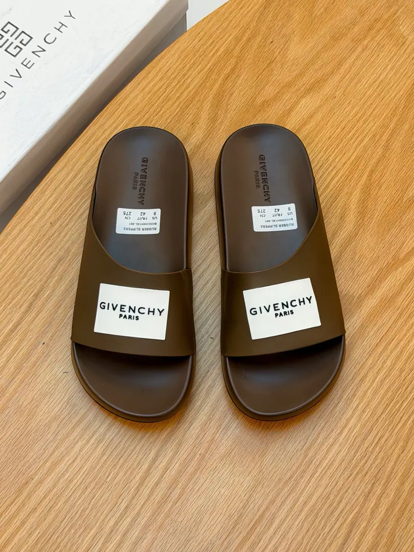 《GIVENCHY》Gifian Fashion Man slippers. It's very comfortable with your feet., Big name star's favorite luxury.. Emboss Stereotype, A classic, classy and perfect combination.. Show you the noblest of men.. New Colour Match, New visual impact👋👋👋 Codes: 38--45 8Colour Optional