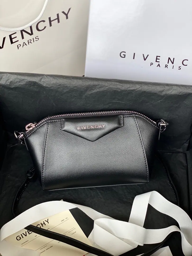 Batch. The latest Queen's.givenc&yFrench.🇫🇷Latest🆕Antigona Nano One shoulder bag., Use imported goats！Soften leather., Handmade, Very small, but very large., Cell phone charge., Cosmetic lipstick.💄You can put it in all the way.！Baby., You like it?💕The price is super-crowd., You deserve it.[Love.] Dimensions: 18*13*7