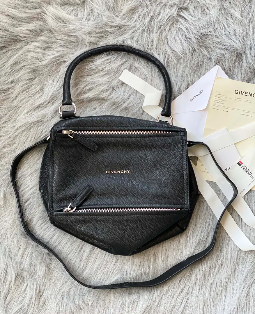 Batch. 🇫🇷GPandora., It's like a magic box.！A bag can fill up a lot of things.！There's a lot of layers.🤟It's a big one.🥰 Medium Size: 27*15*17 Search the number.9919