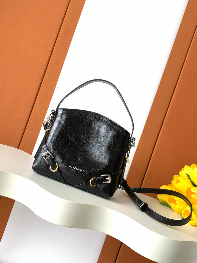 Batch. Givench*Voyounano Newly introduced latest handbagVOYOUnano, You can have all the lovely bags.！The original cow skin., A whole steel set of hardware., zpDevelopment！Come and plant the grass.✅ nanoDimensions: 19*18*4 Search the number.: 19926