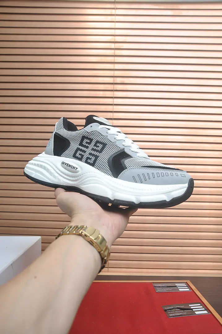 Get out of the factory. 【GIVENCHY.Kifanshi. 】The counter is being sold simultaneously.🔝Shoe.: Italy🇮🇹Imported branded bouquets🌫 It's so luxuries., The air-nets are combined with a double layer., My feet are comfortable., Shoes under the sole.: The original plant is designed for the foaming base of the rubber., Easy., Comfortable., You can come in and out of the counter. Codes38-45（45Custom）Box wrapping.