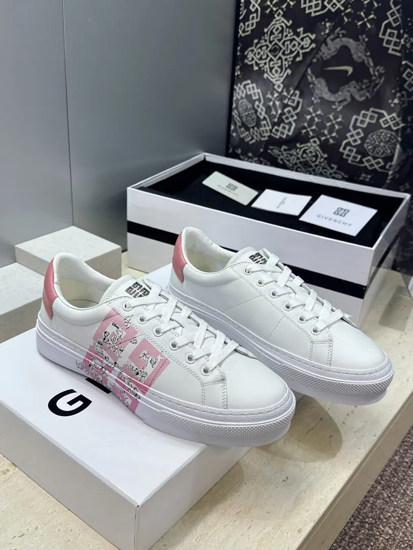 Plant prices: Female size Men+20 Top GIVENCHY 2026Spring and summer's classic couple money with four seasons of leisure shoes. The Kifansi alphabet.logoThe hardware is tied to the bottom of the round and the colored sports skateboards. Material:I'll import a cow's skin on my shoe.+In the skin of the watered cow.+Original OpenTpuOtsumi! Size: Female size35-41(40.41Custom without re-offer) Men38-46(38.45.46Customize or not change）
