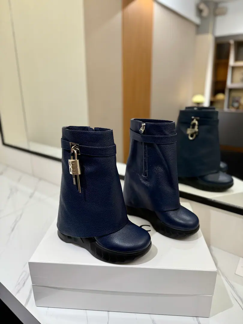 GIVENCHYKifanshi.2023New slope and lean shark boots. Fashion-brained boots., The Frenzy of the San Francisco. I'm a fan of my pants and boots., Increase, Thin. Classic version upgrades, Full-cut leather. It's a good thing., The Great Golden Construction Original1:1Development, The legs are covered with leather beams. Direct-winder design, No leg-scree. The side of the metal buttons is made of silver and gold. Asymmetric4G LOGOMetal lock Almond-shaped shoes. One slope and one...10.5cm, Front palm high.: 3.5cm ❶Fabulous.: Skins of a stump. ❷Liner: Bullskins. ❸Codes: 35～39（40, I'll make sure I don't change it.） ❹Packaging: The whole old package.