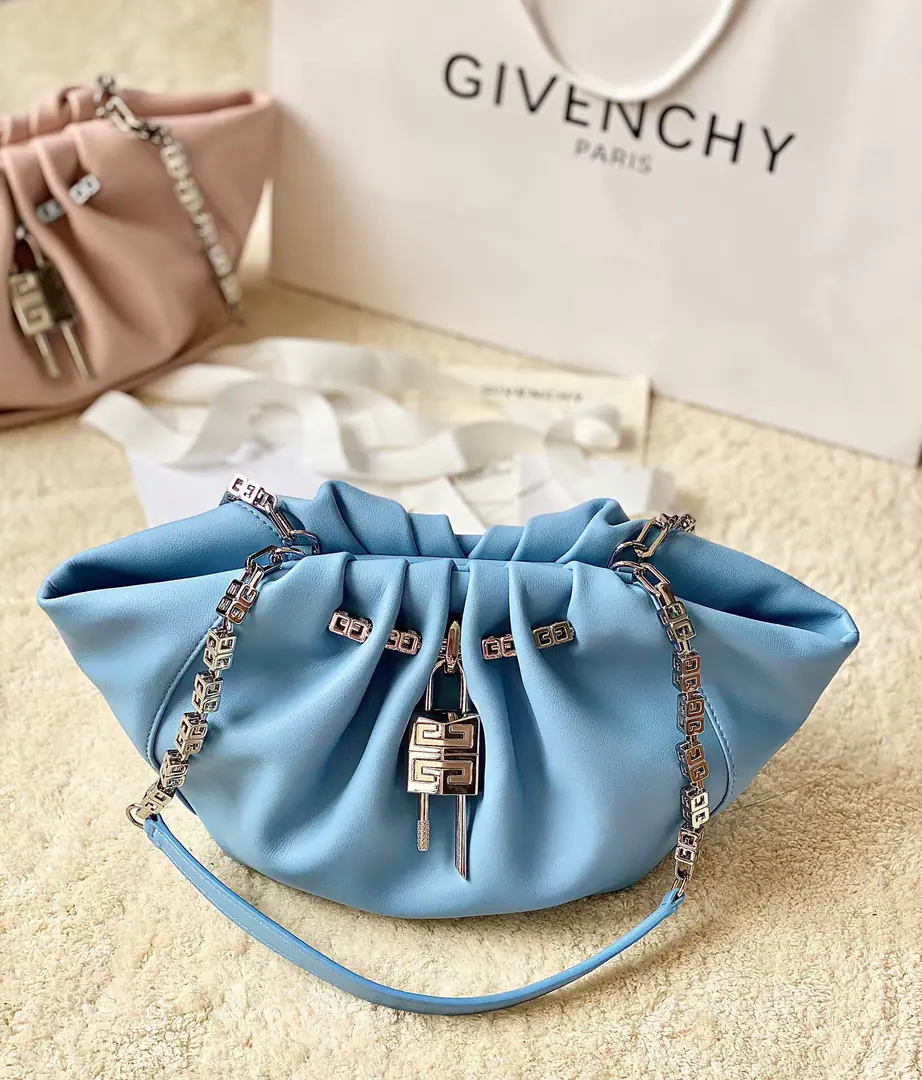 Batch The top Van Hee new.KennyBag💌 The first time I saw this chain, I loved it at first sight. This bag is...GivenchyIt's for the best. KendallJennerLet's go.MetGalaDesigned, So we're calledKenny Bag. It's a little bit like a cloud bag., Added.GivenchyThe sign.GChains andLogoLock button, Gossip Girl.. In the skin of a sheep., My hands are soft and my life is so cool and full of it.!!I'm sure it is.Smallsize But the capacity is absolutely white. Magnetic button opening, It's tight., Don't worry about safety. Dimensions:Long32xHigh22xKuan17CM