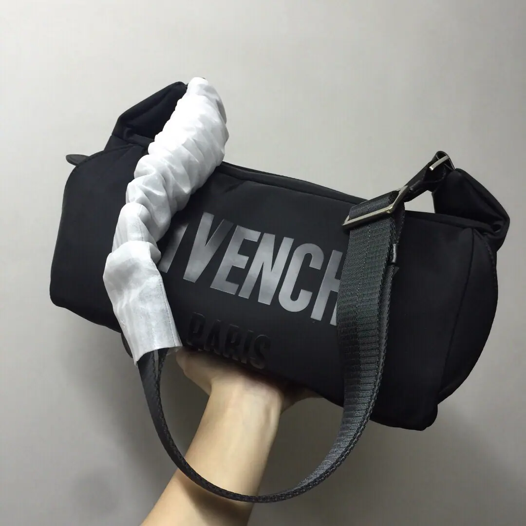 Batch. GIVENCHYThe Chifanzi male slashed his chest./Single shoulder bag.（size:30x15x15cm）I'm tired of my shoulder bag.？Then try it., Quietly., Yes.4A zipper., It's a big, big capacity.. Waterproof fabric production.