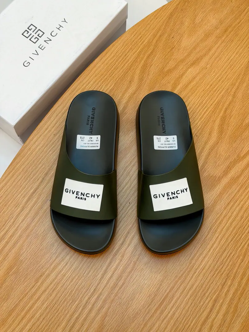 《GIVENCHY》Gifian Fashion Man slippers. It's very comfortable with your feet., Big name star's favorite luxury.. Emboss Stereotype, A classic, classy and perfect combination.. Show you the noblest of men.. New Colour Match, New visual impact👋👋👋 Codes: 38--45 8Colour Optional