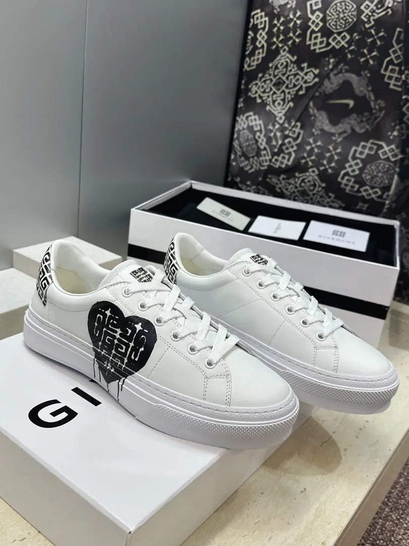 Plant prices: Female size Men+20 Top GIVENCHY 2026Spring and summer's classic couple money with four seasons of leisure shoes. The Kifansi alphabet.logoThe hardware is tied to the bottom of the round and the colored sports skateboards. Material:I'll import a cow's skin on my shoe.+In the skin of the watered cow.+Original OpenTpuOtsumi! Size: Female size35-41(40.41Custom without re-offer) Men38-46(38.45.46Customize or not change）
