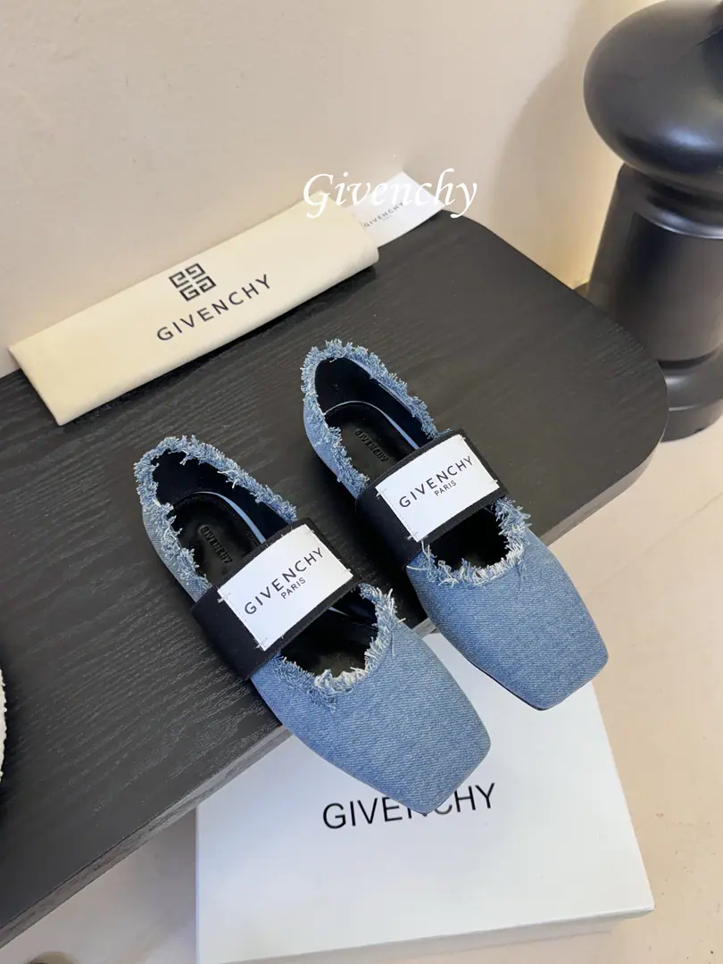 GivenchyThe same thing as the Qifan Shinan.Sliced SquareA ballerina flats. The superstar fashion masters grow grass. Cutting Head, Easy and elegant.. It's a combination of style and extreme comfort., Flexure tape”GIVENCHYPARIS“Marking, Personality.. With skirts and suit and panty pants., It's perfect for the grace of ballet shoes in different styles., Take pictures of the film. The shoes were imported in original form and painted./Mirror cow skin., I'll put my foot on the skin inside., ItalyAThat's a big one.Size: 35-41（40.41I'll make sure I don't change it.）
