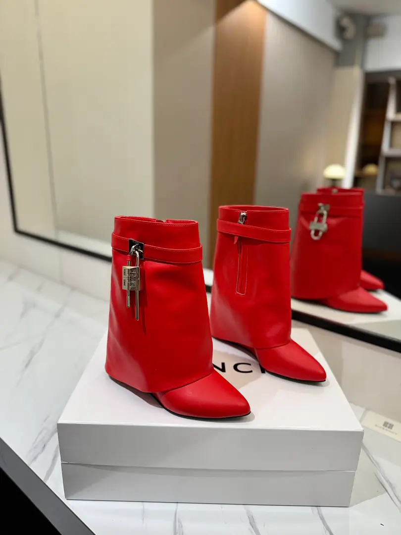 Counter-grade custom version GIVENCHY2026/𝐒𝐒 𝐧𝐞𝐰 New high and boots., Marketed maximum version Kifanshi. Lock button The whole fashion circle.‼️ Original development shoe super-generate ‼️Highest Return Shoes ‼️ It's very packaged. Thin. Advanced Super cozy. ‼️ Shoe.: Powder skin. Uchi.: Cowskin. Customize private template logoLogoLock button The buttons are pure silver., Pure gold., The gold and silver mix., Just put the notes on the list. Heel.: Private Templates He's tall.8.5cm Otsumi!: That's a big import. Codes: 35-40【34.40/41:42/Custom without re-offer】