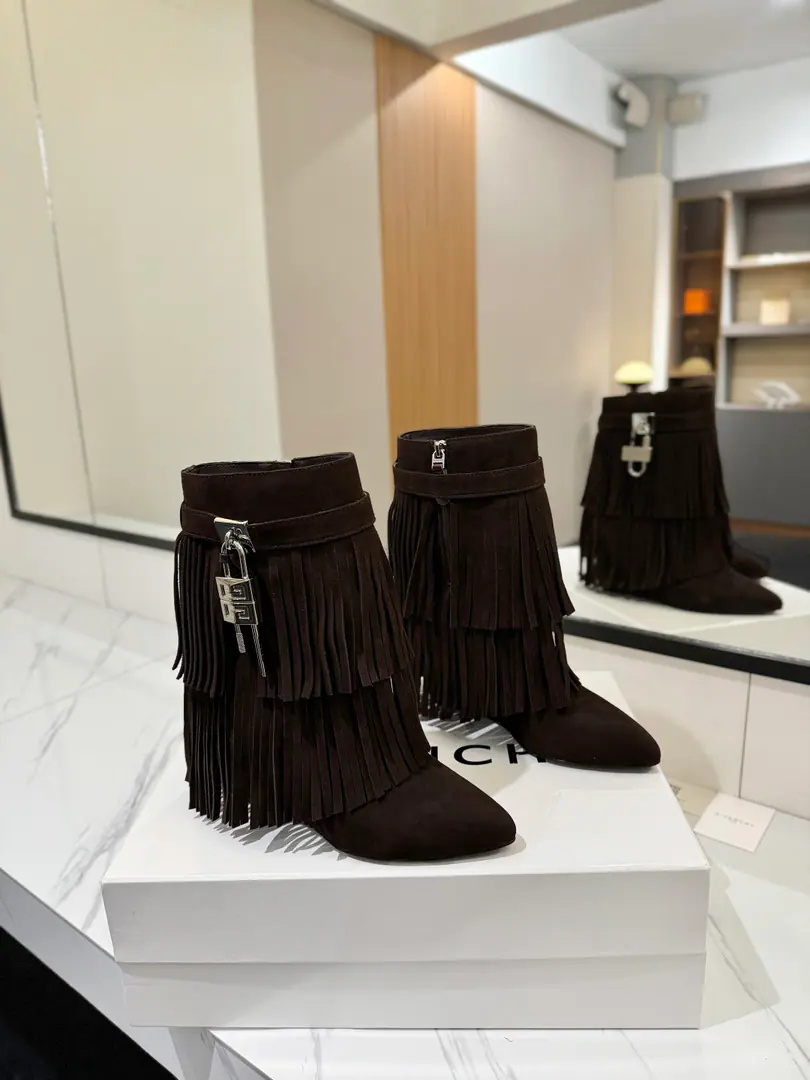 Counter-grade custom version GIVENCHYKifanshi. Shark Lock Series Hang on. The boot runs through the new money., Marketed maximum version👍👍👍 Kifanshi. Lock button The whole fashion circle.‼️Seconds grow into legs.🫰🫰🫰 Original development shoe super-generate ‼️Highest Return Shoes ‼️ It's very packaged. Thin. Advanced Super cozy. ‼️ Shoe.: Pumping sand. Uchi.: Cowskin. Customize private template logoLogoLock button The buttons are pure silver., Pure gold., The gold and silver mix., Just put the notes on the list. Heel.: Private Templates He's tall.8.5cm Otsumi!: That's a big import. Codes: 35-40【34.40/41:42/Custom without re-offer】