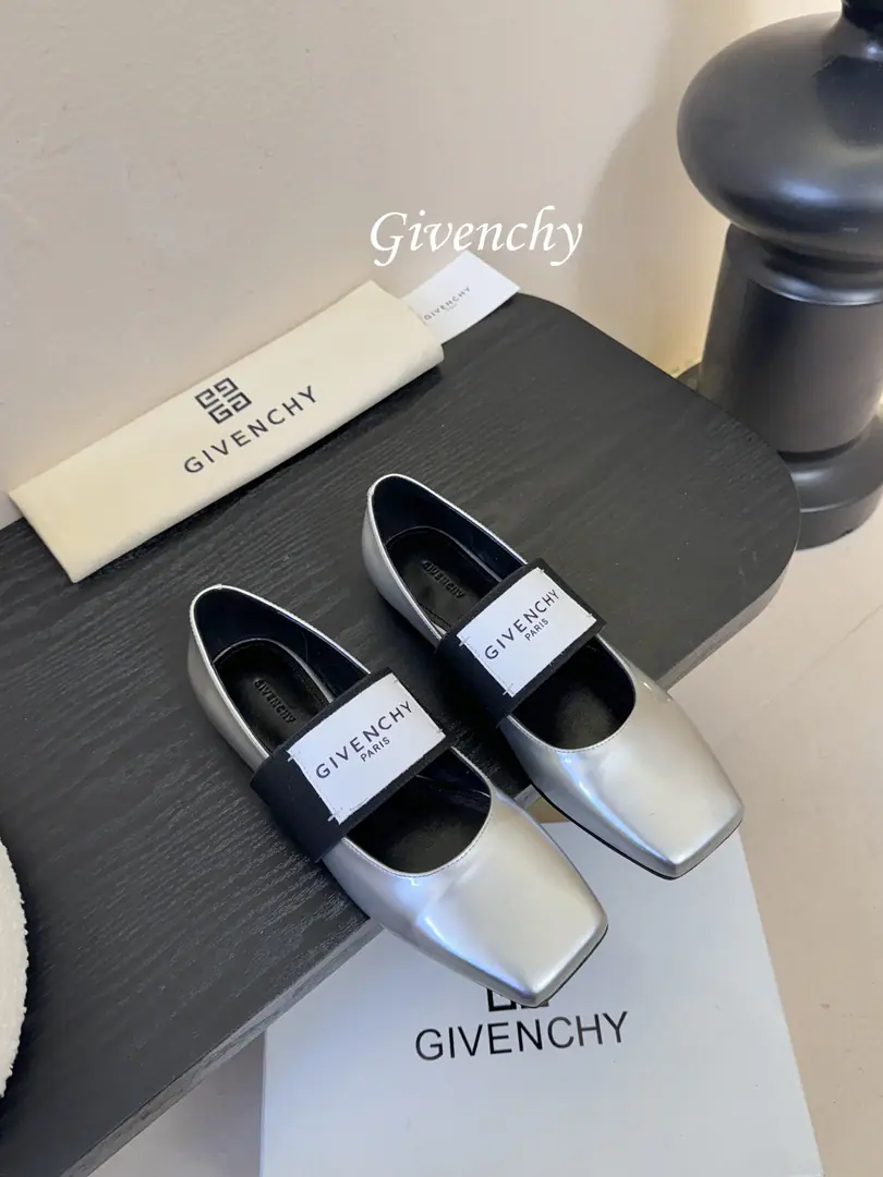 GivenchyThe same thing as the Qifan Shinan.Sliced SquareA ballerina flats. The superstar fashion masters grow grass. Cutting Head, Easy and elegant.. It's a combination of style and extreme comfort., Flexure tape”GIVENCHYPARIS“Marking, Personality.. With skirts and suit and panty pants., It's perfect for the grace of ballet shoes in different styles., Take pictures of the film. The shoes were imported in original form and painted./Mirror cow skin., I'll put my foot on the skin inside., ItalyAThat's a big one.Size: 35-41（40.41I'll make sure I don't change it.）