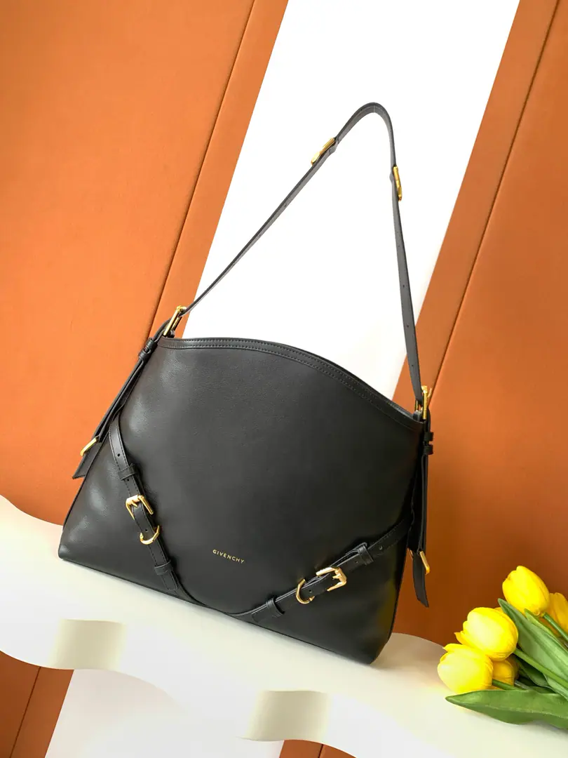 Batch. Givench*VoyouPut the armpit in your bag.（Original factory skin） Newly introduced latest handbagVOYOU, You're the only one who can do it.🤔Soften leather, Packet Simple, It's light and heavy. Shoulder belts can be adjusted at will. With cool, bike wind., It's a blast. It's a good-looking one. A proper dimpled Godpiece.+It's extremely functional.‼️ Medium Size: Long40xHigh27xKuan6.5cm Search the number.: 19927