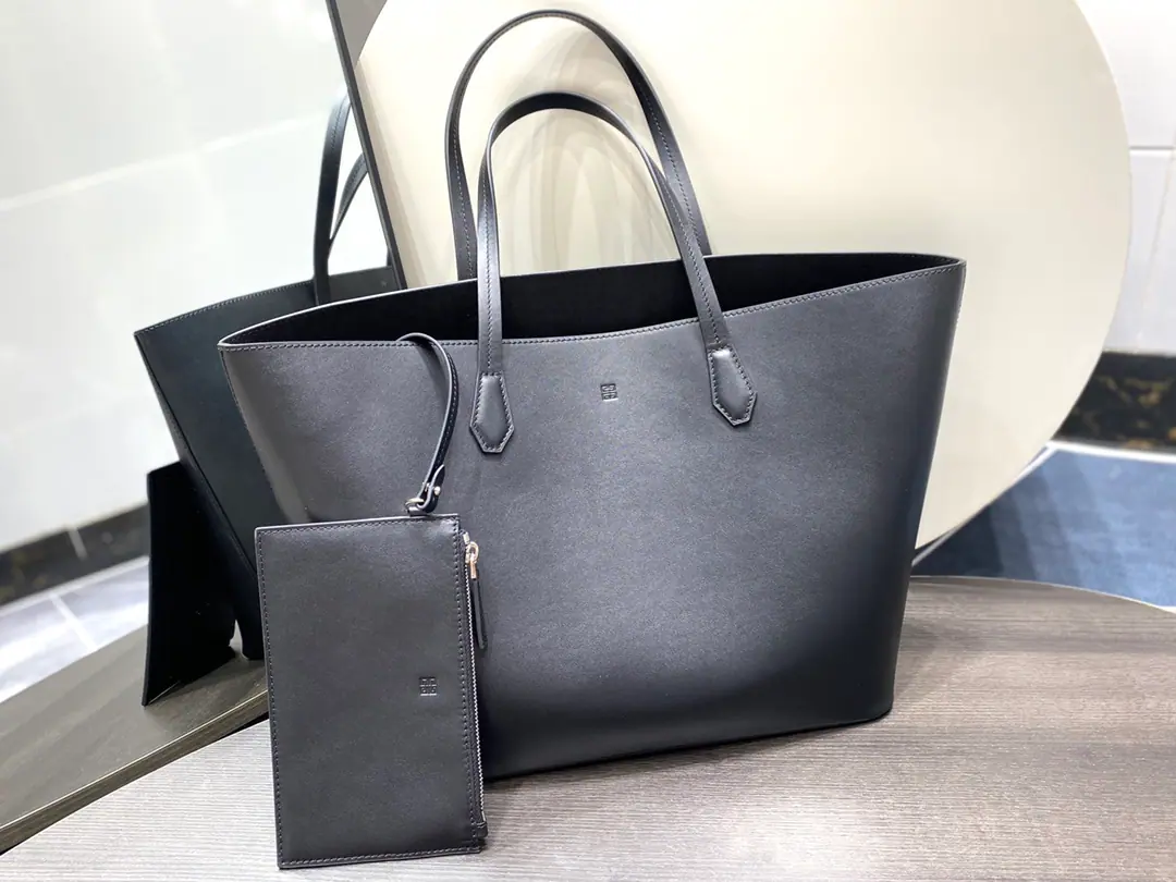 Batch. The new Tot Bag.（size:35.5x31x17.5cm/Bob.22x14.5cm) Skin-skin-skin-skinner., The outline is quite simple.. Double shoulder belt design, The bill of lading is always on your shoulder.. There's a zipper in there that opens the little bag., It's easy to hold small objects.. I'm not proud of it., Overcapacity.