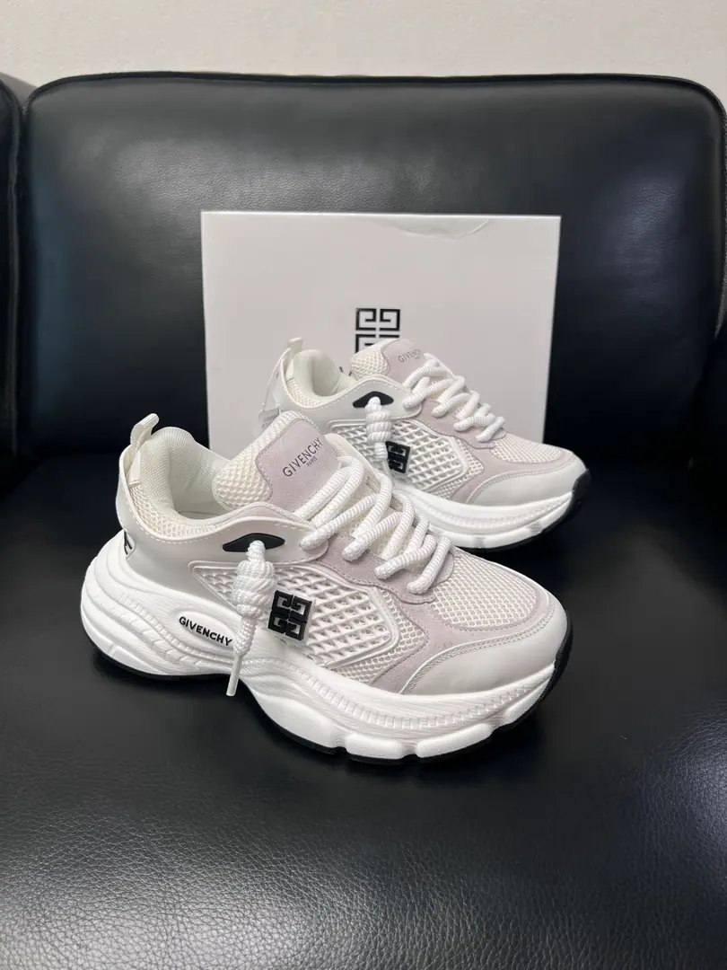 Givenchy High Quality Top-level craft Kifanshi. Synchronize original plant configuration, Italian imports of cattle and fabrics., A private model of the whole shoe parts., Soft and cozy web-painted mats., Shoes under the sole.: The original factory is super comfortable with the original., The original factory and the single., Welcome to the comparison., Codes 39-44 (Make a reservation. 38 45 )