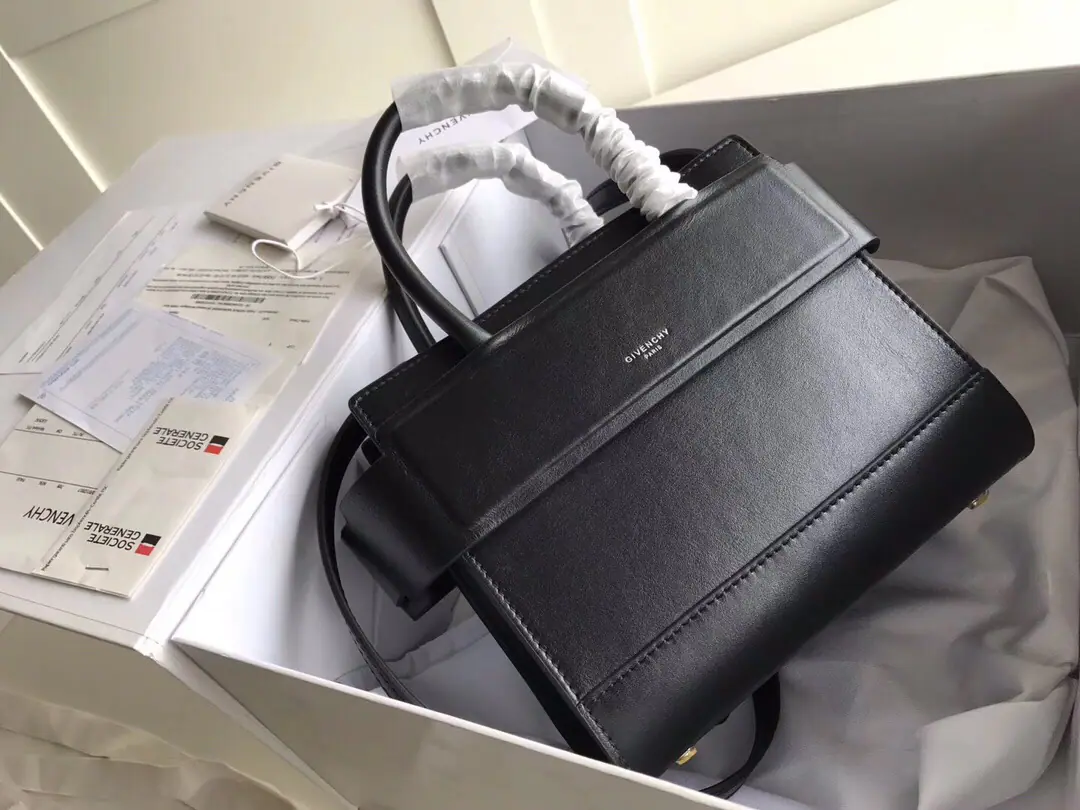 Batch. givenchy Kifanshi.Horizon Flat-faced light skin The handles and the straps match. Prescription of gold-plated hardware accessories It's a built-in mobile bag. Disableable Super-functional.. Mini-Man.: 21x20x11