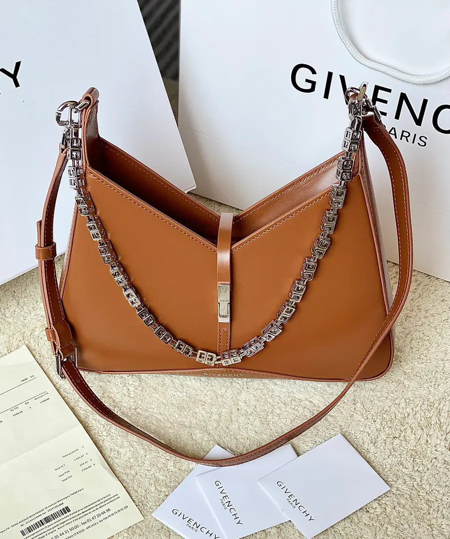 Batch Top First List📢🇫🇷French.GHome.2023LatestCut Out Handbag. Original French factoryboxPee. With bronze.4GThe hardware chain.⛓️ size: 29*23*6 Search the number.19119