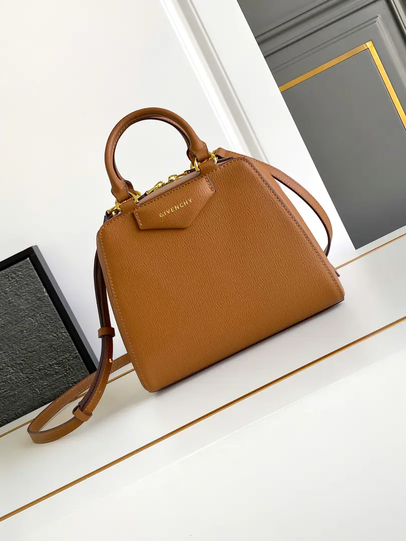 Batch. 🇫🇷GThe latest in the morning and autumn.Anyigona CubeHandbag., All steel hardware., Original factory skin, You can carry it., From commute to party., One pack is done., Fashion is a lot more than a couple of days.75！size: 13*19*22