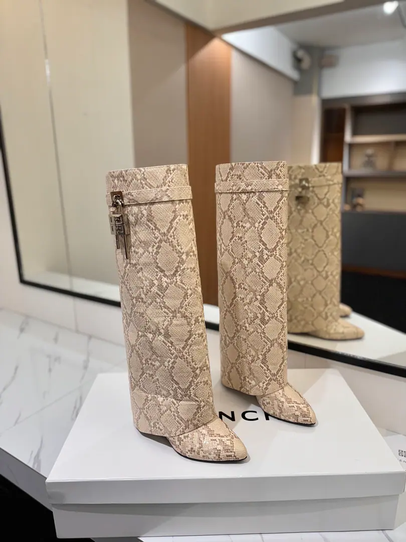 Counter-grade custom version GIVENCHY❷0❷❹/𝐒𝐒 𝐧𝐞𝐰 New high and boots., Marketed maximum version Kifanshi. Lock button The whole fashion circle.‼️ Original development shoe super-generate ‼️Highest Return Shoes ‼️ It's very packaged. Thin. Advanced Super cozy. ‼️ Shoe.: Snake. Uchi.: Cowskin. Customize private template logoLogoLock button The buttons are pure silver., Pure gold., The gold and silver mix., Just put the notes on the list. Heel.: Private Templates He's tall.8.5cm Otsumi!: That's a big import. Codes: 35-40【34.40/41:42/Custom without re-offer】