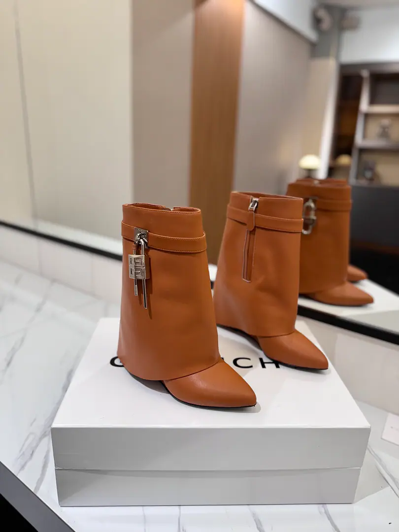 Counter-grade custom version GIVENCHY2026/𝐒𝐒 𝐧𝐞𝐰 New high and boots., Marketed maximum version Kifanshi. Lock button The whole fashion circle.‼️ Original development shoe super-generate ‼️Highest Return Shoes ‼️ It's very packaged. Thin. Advanced Super cozy. ‼️ Shoe.: Powder skin. Uchi.: Cowskin. Customize private template logoLogoLock button The buttons are pure silver., Pure gold., The gold and silver mix., Just put the notes on the list. Heel.: Private Templates He's tall.8.5cm Otsumi!: That's a big import. Codes: 35-40【34.40/41:42/Custom without re-offer】