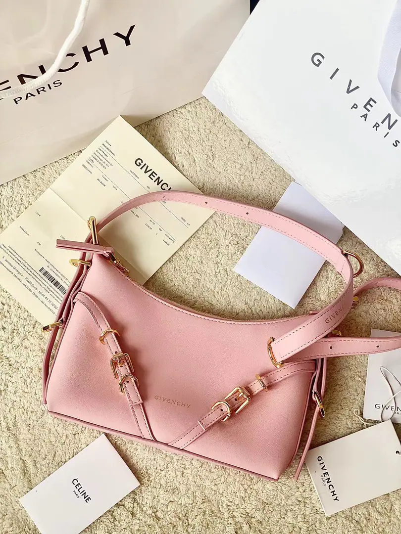 Batch Top First ListGivench*VoyouPut the armpit in your bag. Newly introduced latest handbagVOYOU, You're the only one who can do it.🤔Soften leather, Packet Simple, It's light and heavy. Shoulder belts can be adjusted at will. With cool, bike wind., It's a blast. It's a good-looking one. A proper dimpled Godpiece.+It's extremely functional.‼️ Dimensions: 24*18*3.5 Search the number.: 19928