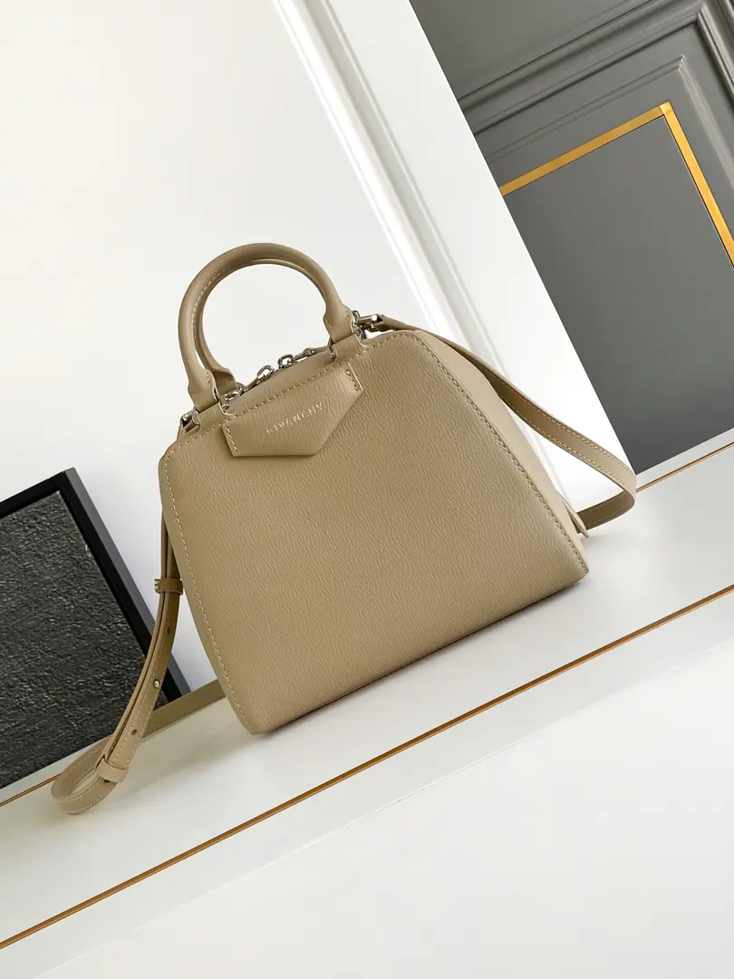 Batch. 🇫🇷GThe latest in the morning and autumn.Anyigona CubeHandbag., All steel hardware., Original factory skin, You can carry it., From commute to party., One pack is done., Fashion is a lot more than a couple of days.75！size: 13*19*22