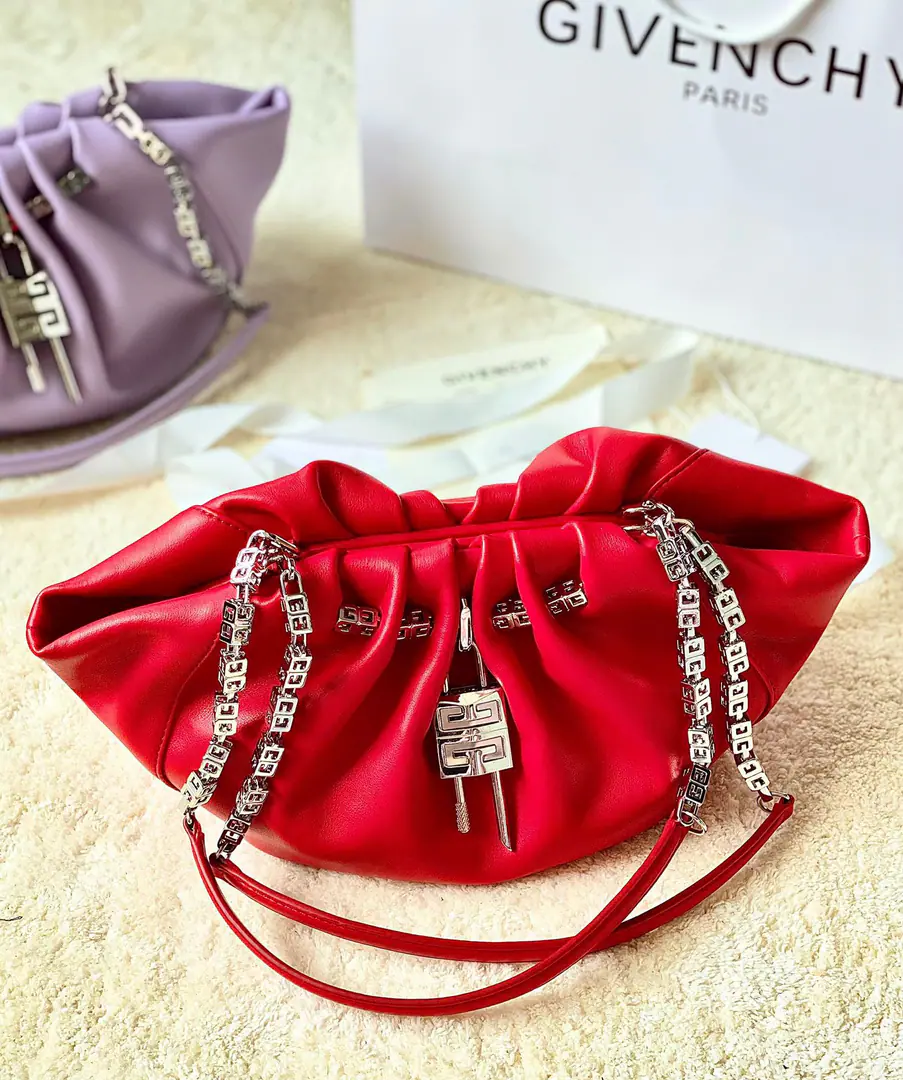 Batch The top Van Hee new.KennyBag💌 The first time I saw this chain, I loved it at first sight. This bag is...GivenchyIt's for the best. KendallJennerLet's go.MetGalaDesigned, So we're calledKenny Bag. It's a little bit like a cloud bag., Added.GivenchyThe sign.GChains andLogoLock button, Gossip Girl.. In the skin of a sheep., My hands are soft and my life is so cool and full of it.!!I'm sure it is.Smallsize But the capacity is absolutely white. Magnetic button opening, It's tight., Don't worry about safety. Dimensions:Long32xHigh22xKuan17CM