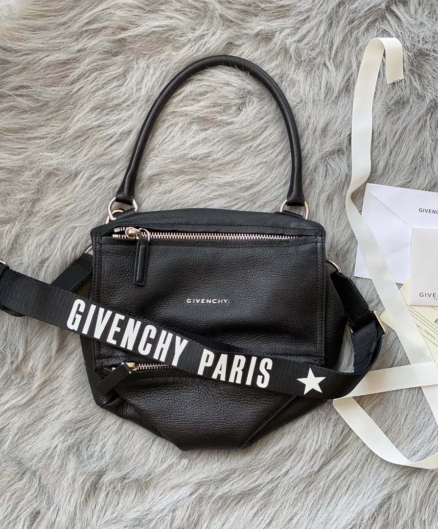 Batch. 🇫🇷GPandora., It's like a magic box.！A bag can fill up a lot of things.！There's a lot of layers.🤟It's a big one.🥰 Medium Size: 27*15*17 Search the number.9919