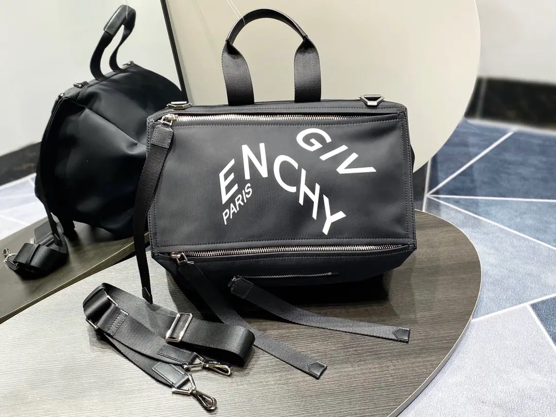 Batch. Top First List🇫🇷French Psych imports nylon Pendo with a single shoulder box bag and a man's slant. It's a great hand-to-hand alloy. Compare as you wish Dimensions: 38*23*21
