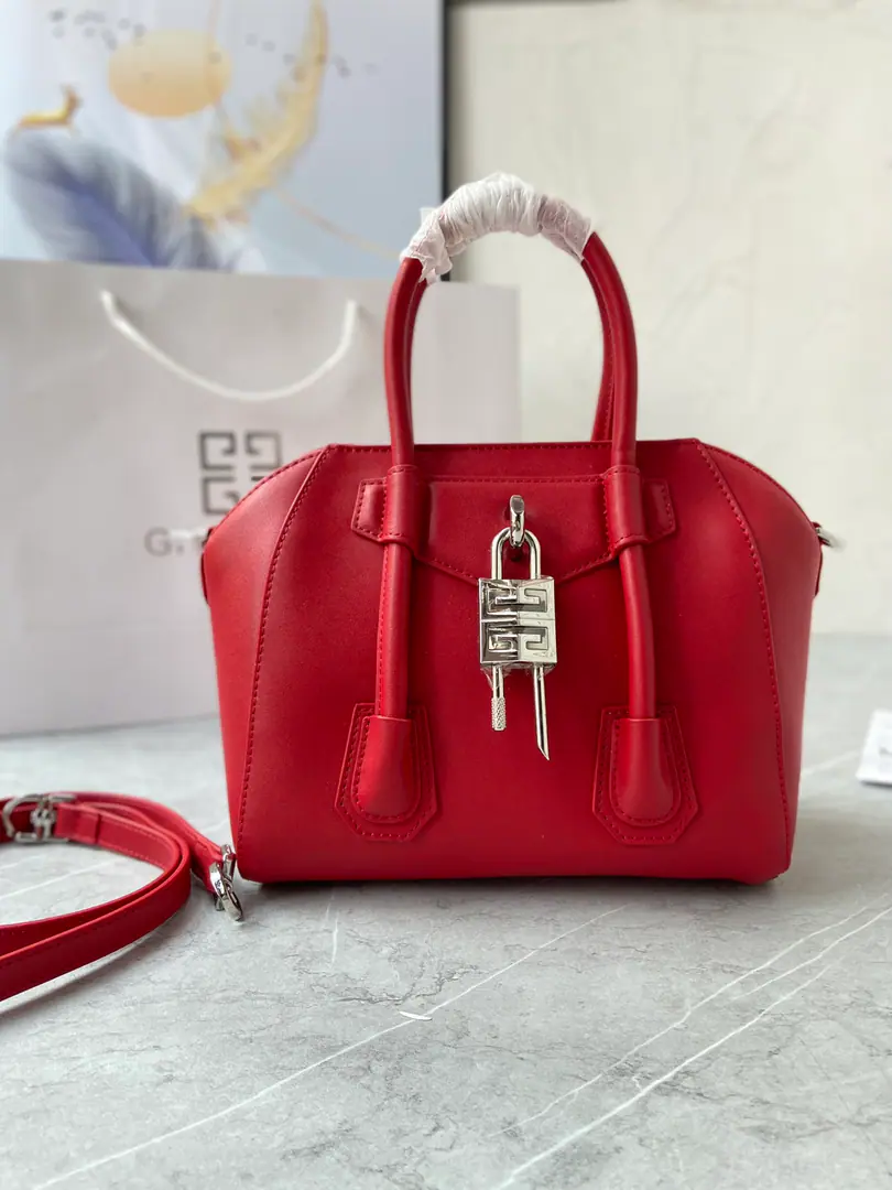 Batch GivenchyThe latest classic of the Kifwanshi.Antignoa！The geometry of the shape., It's hard to be unloved., We'll have to get out of the circle., Turn around and blow the money.！Both men and women.！♪ And you can cross ♪, Capacity practical！You must buy this bag.！Will you,！💘💘💘 Dimensions: 23x27x13