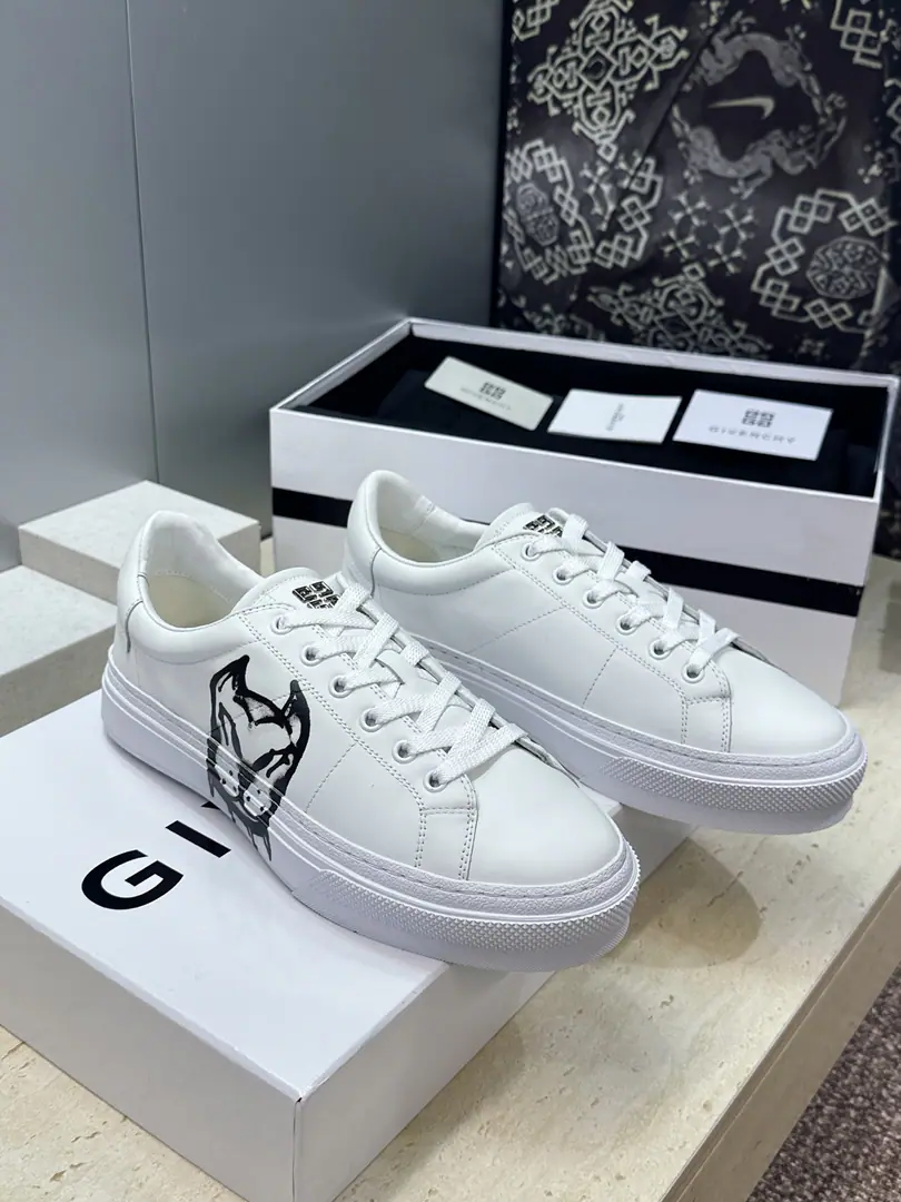 Plant prices: Female size Men+20 Top GIVENCHY 2026Spring and summer's classic couple money with four seasons of leisure shoes. The Kifansi alphabet.logoThe hardware is tied to the bottom of the round and the colored sports skateboards. Material:I'll import a cow's skin on my shoe.+In the skin of the watered cow.+Original OpenTpuOtsumi! Size: Female size35-41(40.41Custom without re-offer) Men38-46(38.45.46Customize or not change）