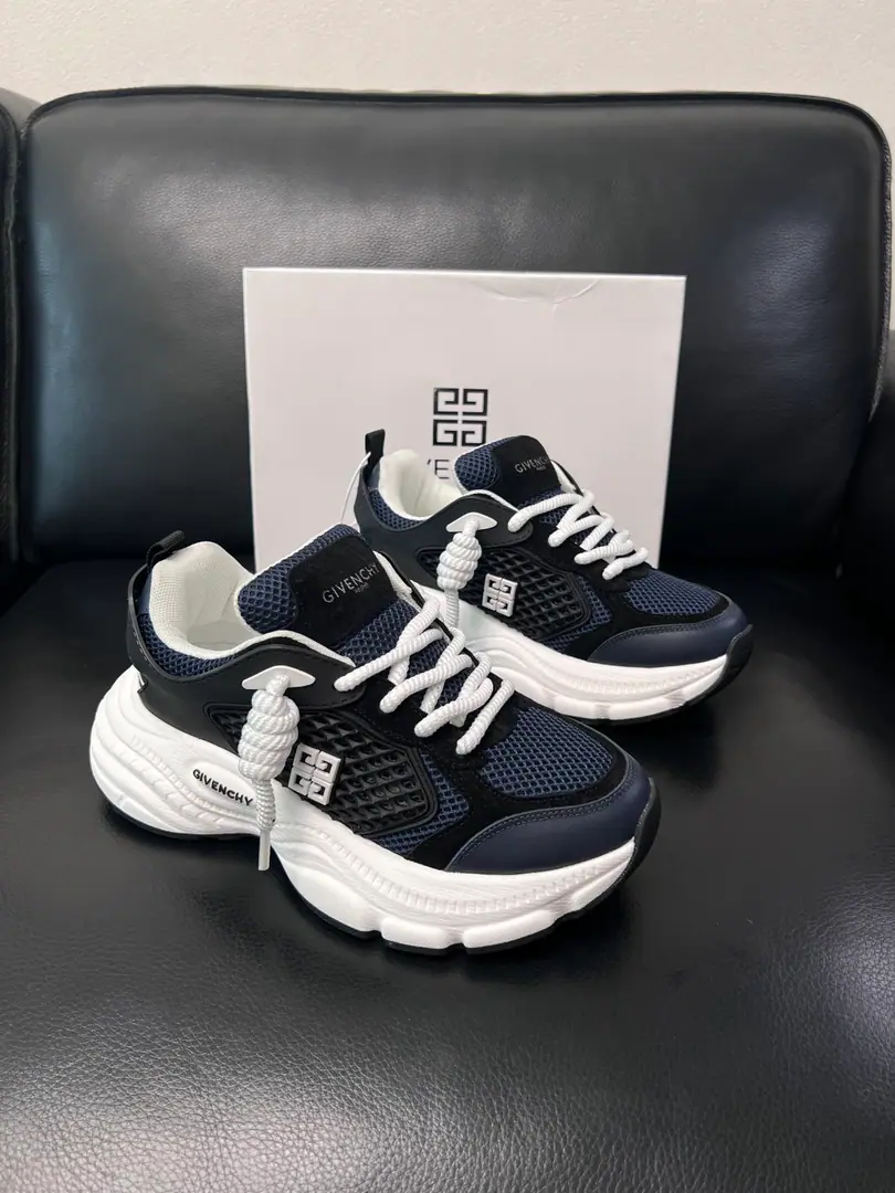 Givenchy High Quality Top-level craft Kifanshi. Synchronize original plant configuration, Italian imports of cattle and fabrics., A private model of the whole shoe parts., Soft and cozy web-painted mats., Shoes under the sole.: The original factory is super comfortable with the original., The original factory and the single., Welcome to the comparison., Codes 39-44 (Make a reservation. 38 45 )
