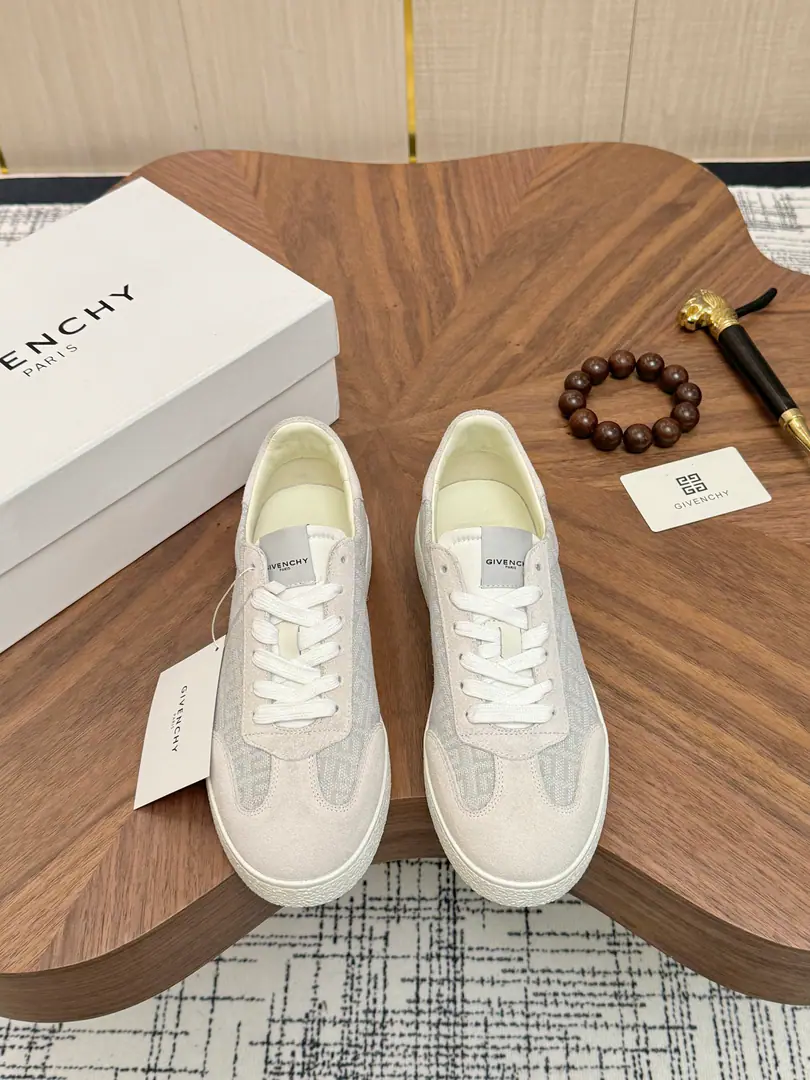 Get out of the factory. Givenchy High Quality Top-level craft Kifanshi. Sync original plant configuration, Italian imports of cattle and flour., A private model of the whole shoe parts., Soft and comfortable mats inside the cow's skin., Shoes under the sole.: The original factory is super comfortable with the original., The original factory and the single., Welcome to the comparison., Codes 39-44 (Make a reservation. 38 45 46 )