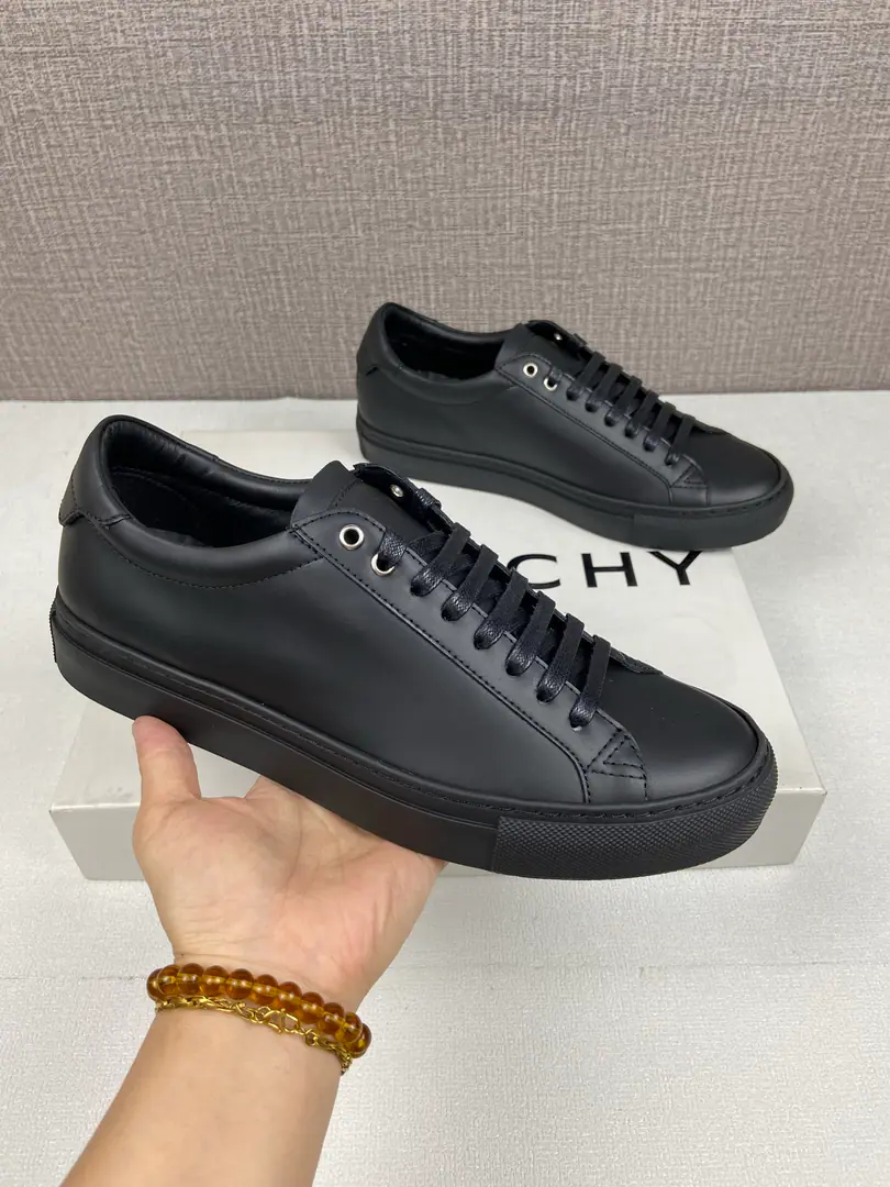 Sell(New paragraph) Match: 38One.44(45, 46Do it.) Soft cow leather low gang sneakers. Urban StreetSeries Precision Department Money Back up and back.GIVENCHY Paris LOGO Leather inside., I'm not sure.GIVENCHY Paris LOGOStamps Flexible and comfortable.