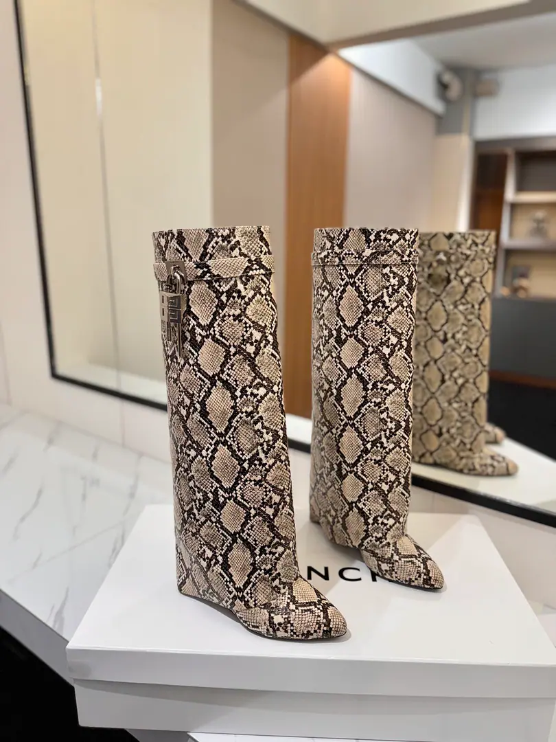 Counter-grade custom version GIVENCHY❷0❷❹/𝐒𝐒 𝐧𝐞𝐰 New high and boots., Marketed maximum version Kifanshi. Lock button The whole fashion circle.‼️ Original development shoe super-generate ‼️Highest Return Shoes ‼️ It's very packaged. Thin. Advanced Super cozy. ‼️ Shoe.: Snake. Uchi.: Cowskin. Customize private template logoLogoLock button The buttons are pure silver., Pure gold., The gold and silver mix., Just put the notes on the list. Heel.: Private Templates He's tall.8.5cm Otsumi!: That's a big import. Codes: 35-40【34.40/41:42/Custom without re-offer】