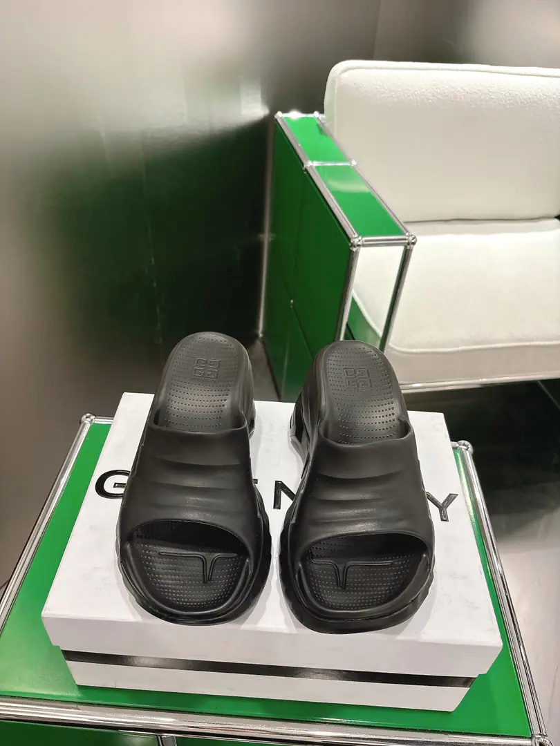 GIVENCHY The Chevy Cotton Slurpy and the slippers. ‼️ Fire-Blowing Global insA pair of hands. These.marshmallowShoes., Design is a huge wave.！- The long legs line.✔️The slopes and the designs are steady. And comfort. It's a pleasure to meet every occasion and wear..He's tall.10cm Pull up and set up. TPUEnvironmentally friendly rubber material Codes: 35-40