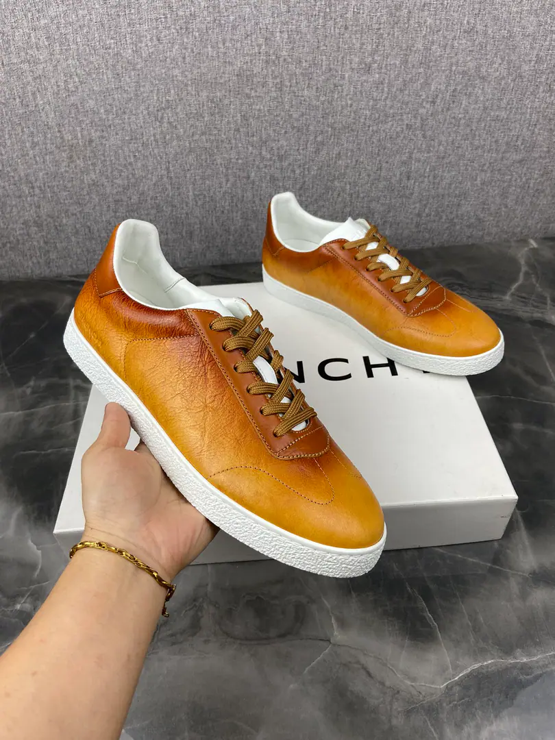 Sell(New paragraph) Trademarks: GIVENCHY Match: 38One.44(45, 46Do it.) Materials: Skins of ointment and slowly falling up the gym shoes. TownSeries Details of the front sew SideprintGIVENCHY LOGO Shoe tongue and back heel stamp.4G LOGO Sulphurized Shoe Bottom Leather inside., PressGIVENCHY 4G LOGO