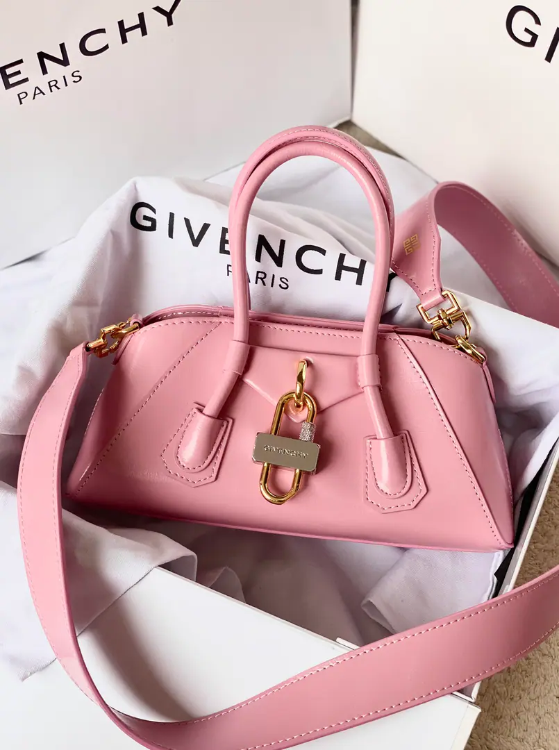 Batch 🇫🇷French.GThe latest mini-middle.Antigona stretchHandbag., It's a silver and gold all-skinned hardware., DisassembleableLOGOPut your shoulder belt on., ♪ Skin of a cow ♪, High-level, high-quality., Simple and fashionable., We're taking a variety of social occasions into consideration.🥂 Dimensions: 22*12*8