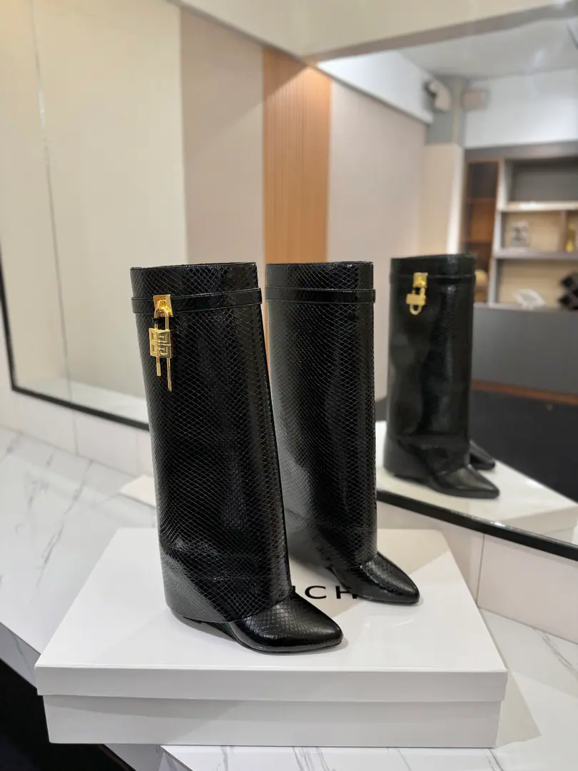 Counter-grade custom version GIVENCHYKifanshi. Shark Lock Series Hang on. Boots. New paragraph, Marketed maximum version👍👍👍 Kifanshi. Lock button The whole fashion circle.‼️ Original development shoe super-generate ‼️Highest Return Shoes ‼️ It's very packaged. Thin. Advanced Super cozy. ‼️ Shoe.: Snake skin. Uchi.: Cowskin. Customize private template logoLogoLock button The buttons are pure silver., Pure gold., The gold and silver mix., Just put the notes on the list. Heel.: Private Templates He's tall.8.5cm Otsumi!: That's a big import. Codes: 35-40【34.40/41:42/Custom without re-offer】